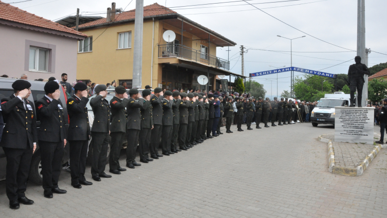 Balıkesir'deki trafik kazasında hayatını kaybeden uzman çavuş son yolculuğuna uğurlandı